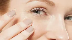 5 chyb, kvůli kterým vypadá pokožka kolem očí unaveně právě u žen, které o ni pečují